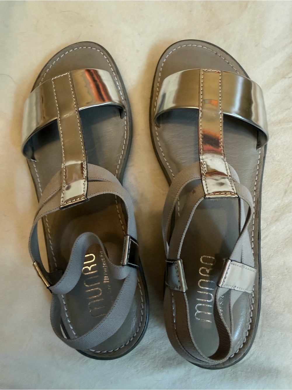 MUNRO Sz 7.5 scrappy flat silver & gray sandals in very good condition